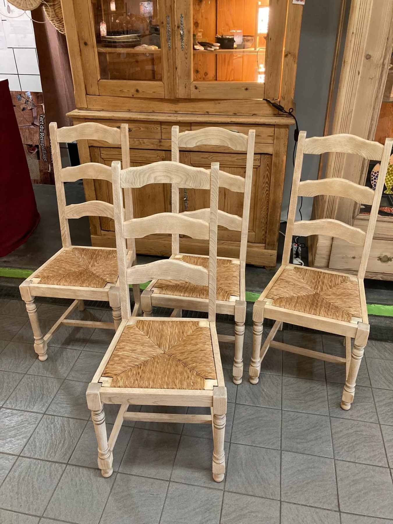 Chaises en bois clair avec assises paillées