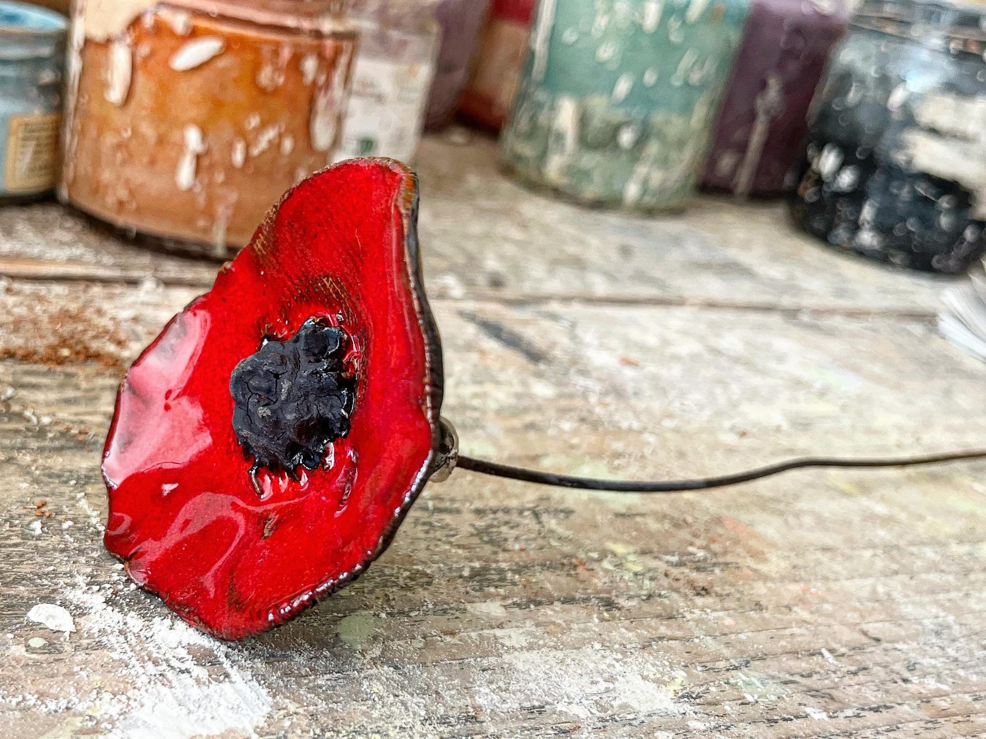 Fleur en céramique émaillée rouge au cœur sombre, création de Delphine Mariotti