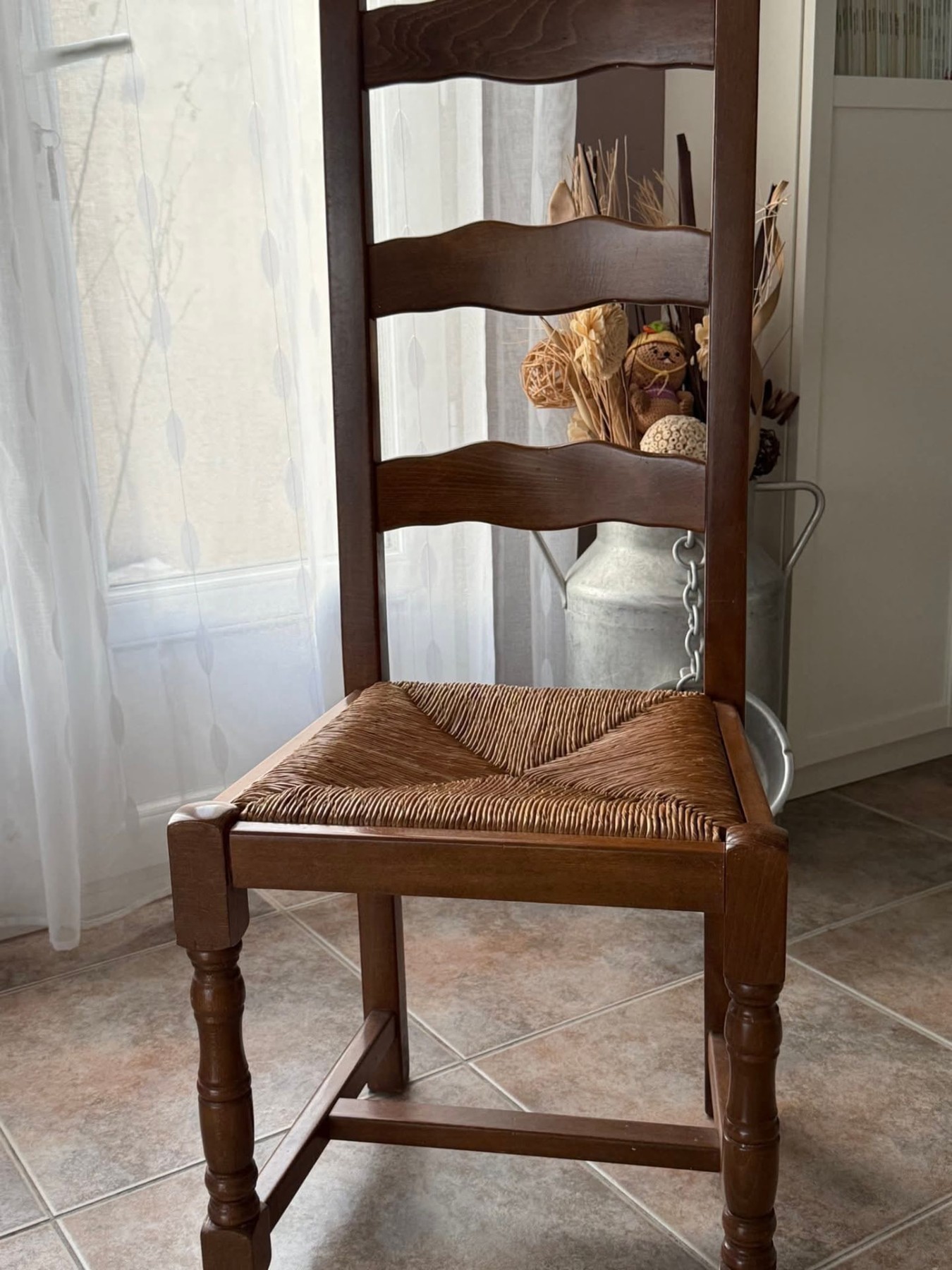 Chaise en bois foncé avec assise paillée