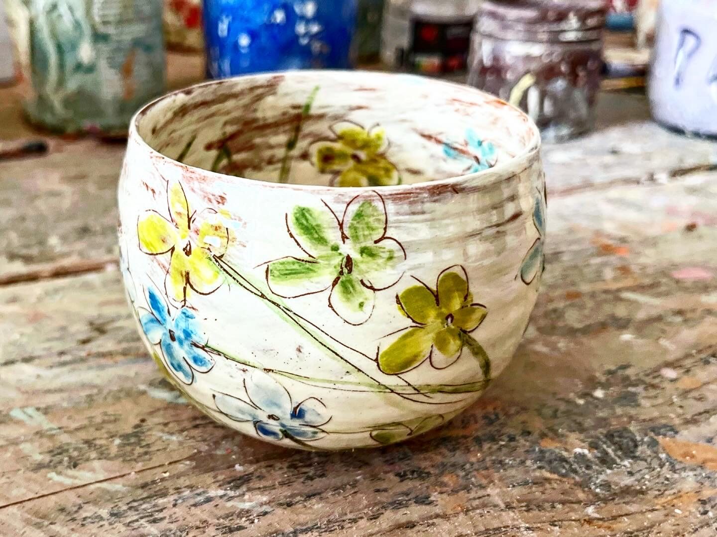 Vase rond décoré de fleurs colorées, création de Delphine Mariotti