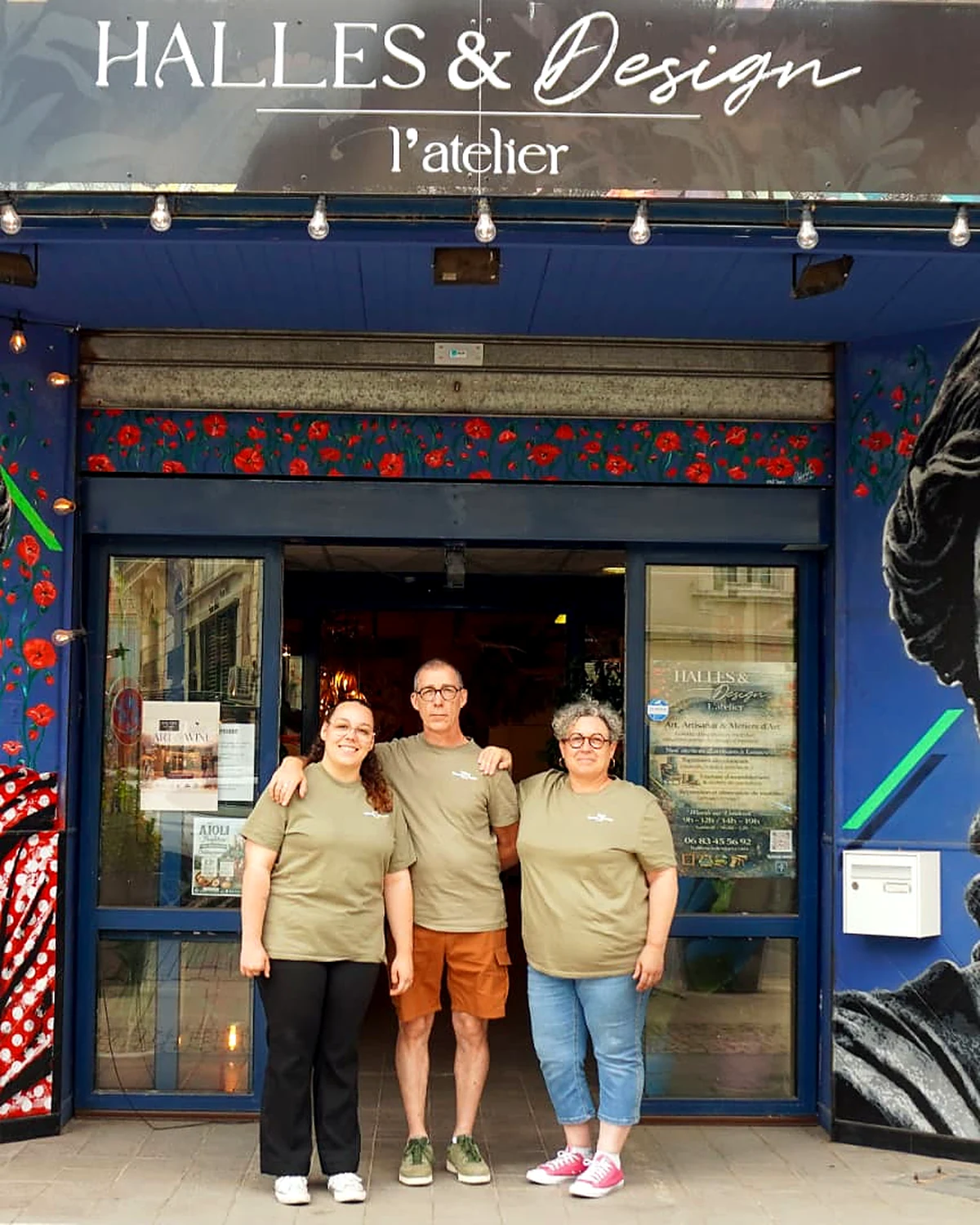 La famille Decharles devant Halles & Design – L'Atelier à Châteaurenard