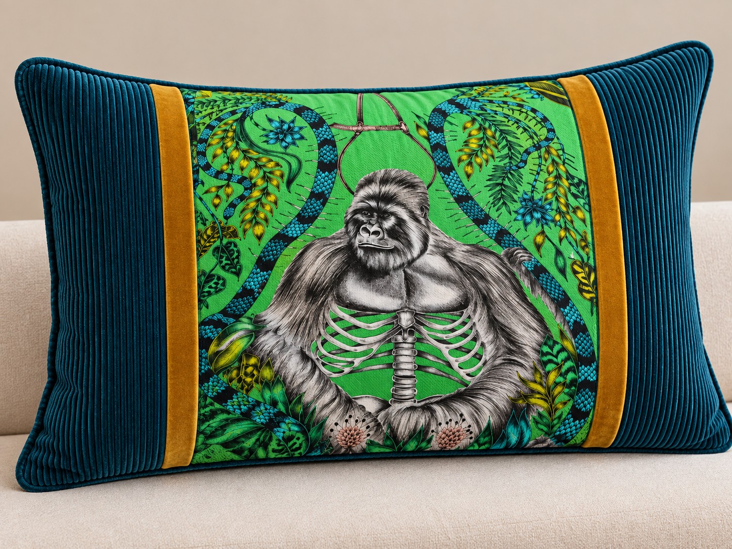 Coussin à motif gorille, velours bleu et finitions jaunes, création de Tania Decharles