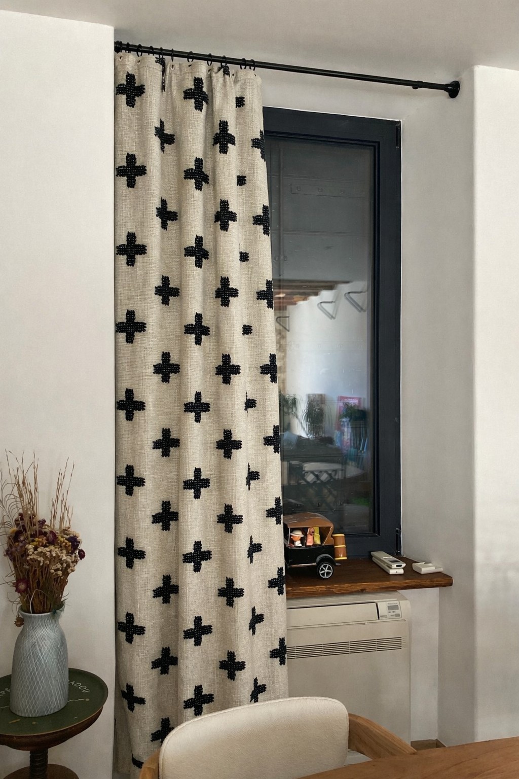 Rideau sur mesure à motifs noirs, confection de Tania Decharles