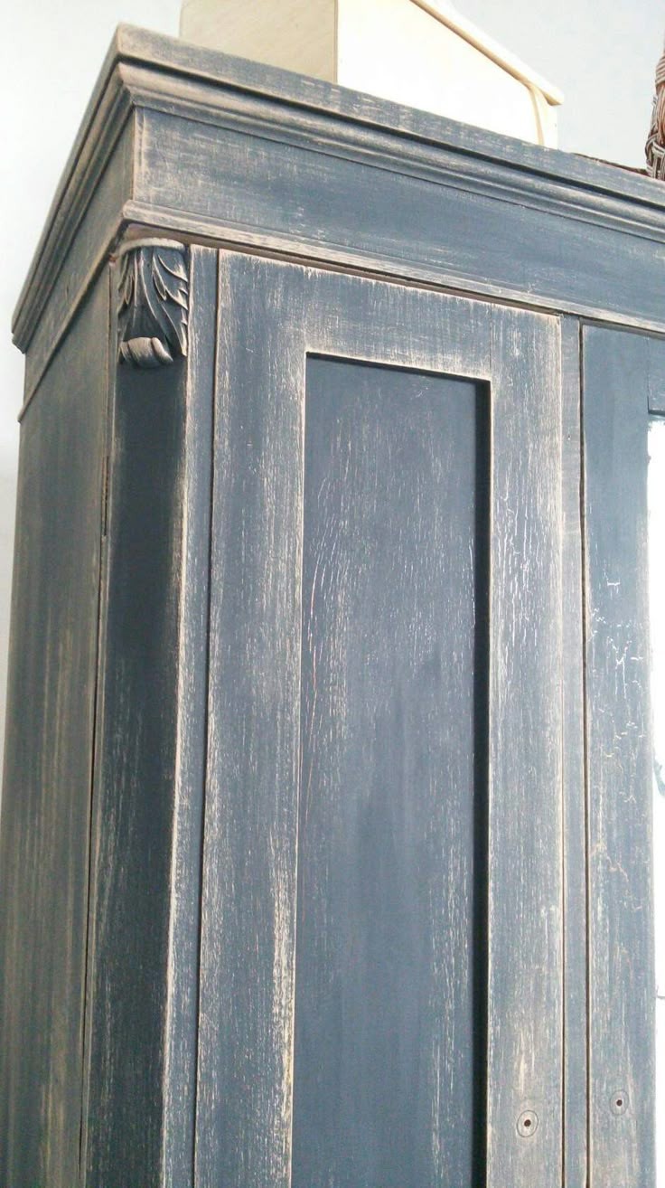 Armoire avec finition patinée